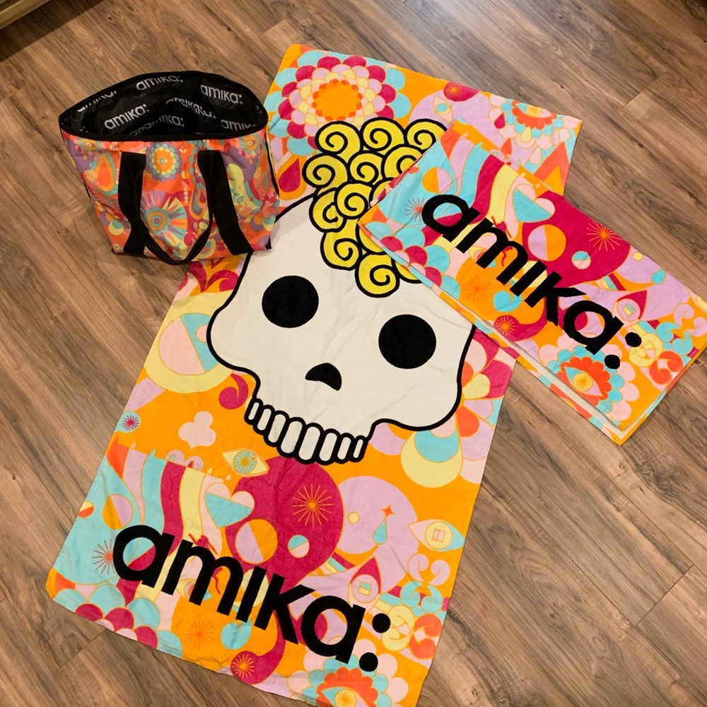 Amika beach tote with 2 beach towels!!!